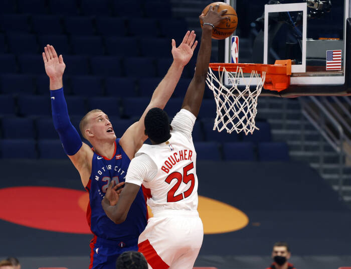 Center Detroit Pistons Mason Plumlee (24) melanggar penyerang Toronto Raptors Chris Boucher (25). REUTERS/Kim Klement Center Detroit Pistons Mason Plumlee (24) melanggar penyerang Toronto Raptors Chris Boucher (25)