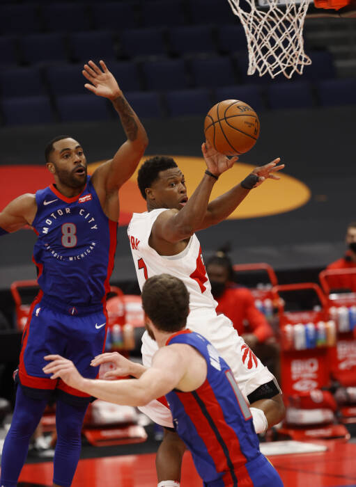Guard Toronto Raptors Kyle Lowry (7) mengoper bola melawan guard Detroit Pistons Wayne Ellington (8). REUTERS/Kim Klement Guard Toronto Raptors Kyle Lowry (7) mengoper bola melawan guard Detroit Pistons Wayne Ellington (8)