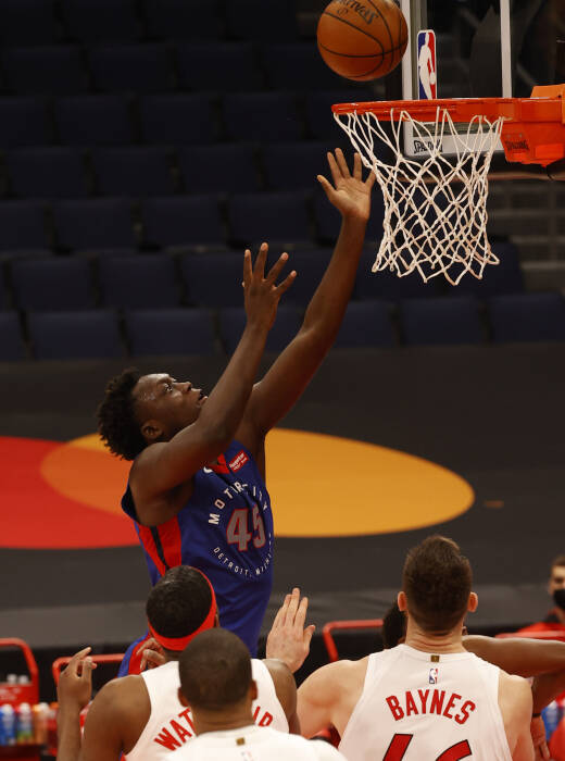 Penyerang Detroit Pistons, Sekou Doumbouya (45) melakukan layup (REUTERS/Kim Klement) Penyerang Detroit Pistons, Sekou Doumbouya (45) melakukan layup