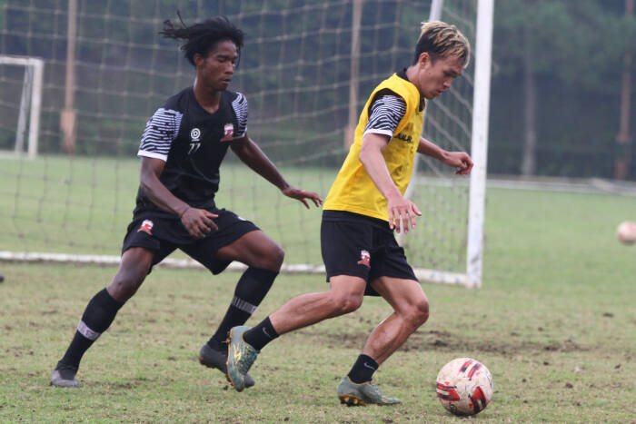 ANTARA FOTO/Ari Bowo Sucipto Pesepakbola Madura United mengikuti pemusatan latihan untuk menghadapi Turnamen Piala Menpora di Lapangan Agrokusuma