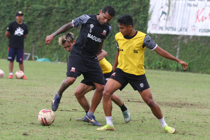 ANTARA FOTO/Ari Bowo Sucipto Pesepakbola Madura United mengikuti pemusatan latihan untuk menghadapi Turnamen Piala Menpora di Lapangan Agrokusuma