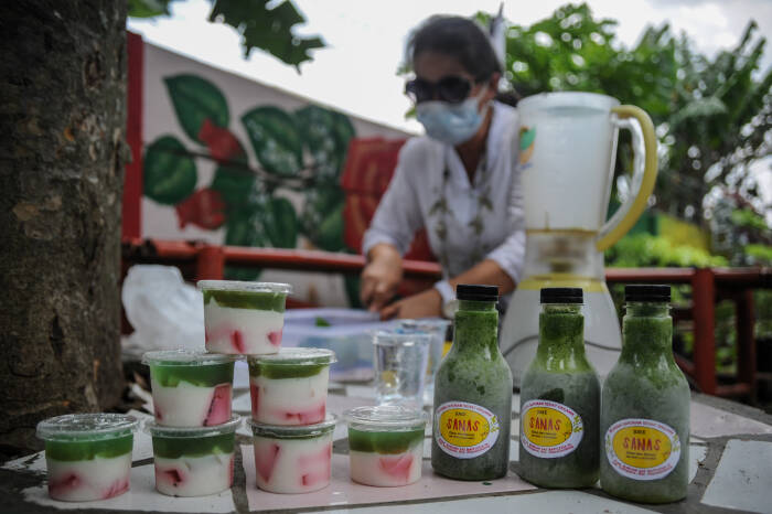 Warga mengolah sayuran sawi untuk dijadikan minuman dan makanan sehat (ANTARA FOTO/Raisan Al Farisi) Warga mengolah sayuran sawi untuk dijadikan minuman dan makanan sehat