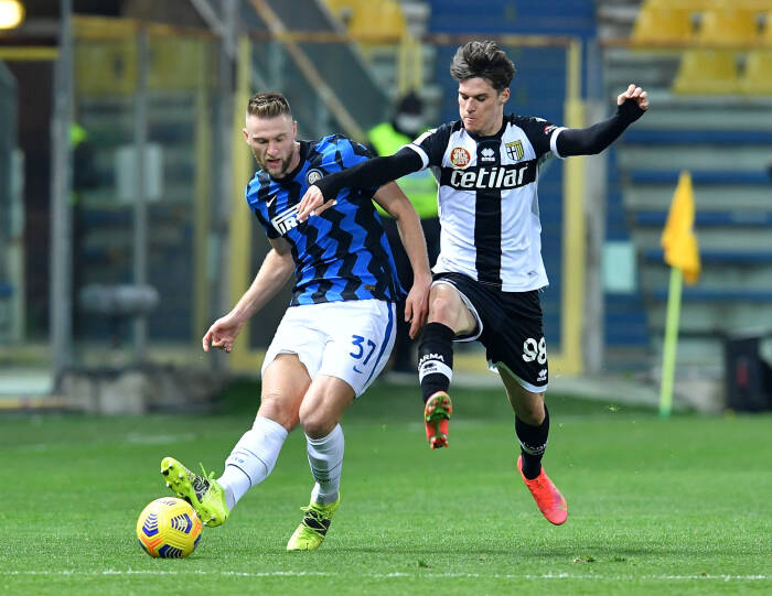 Pemain Inter Milan, Skriniar sedang berduel dengan pemain Parma, Dennis Man. (photo/REUTERS/Jennifer Lorenzini) Pemain Inter Milan, Skriniar sedang berduel dengan pemain Parma, Dennis Man. (photo/REUTERS/Jennifer Lorenzini)