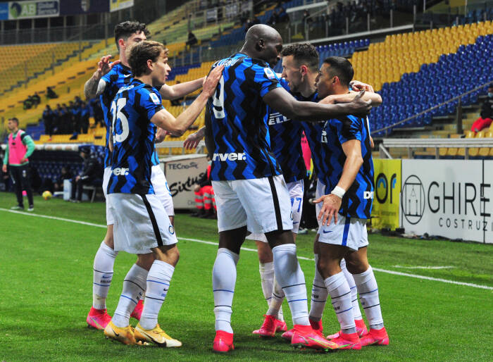 Para pemain Inter merayakan gol. (photo/REUTERS/Jennifer Lorenzini) Para pemain Inter merayakan gol. (photo/REUTERS/Jennifer Lorenzini)
