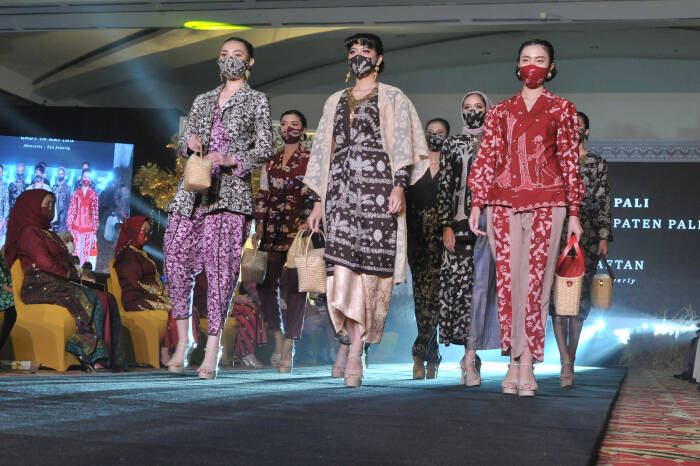 ANTARA FOTO/Feny Selly Model menampilkan busana dengan kain batik motif khas Lahat