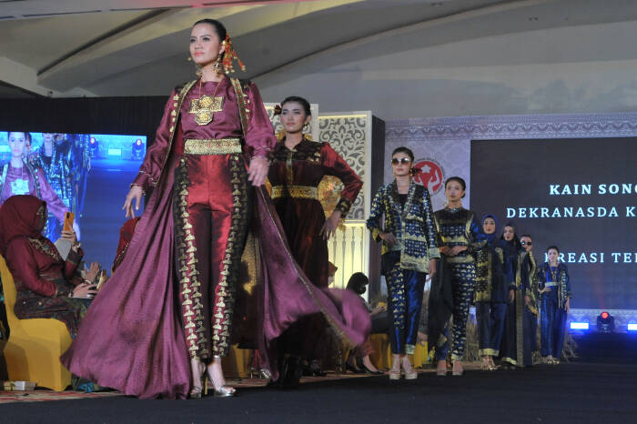 ANTARA FOTO/Feny Selly Model menampilkan busana dengan kain batik motif khas Lahat