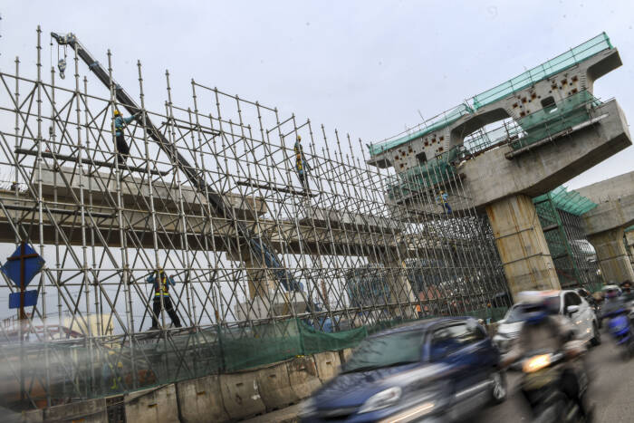 ANTARA FOTO/M Risyal Hidayat Proyek pembangunan ruas jalan tol dalam kota pada Seksi A Kelapa Gading-Pulogebang di kawasan Cakung
