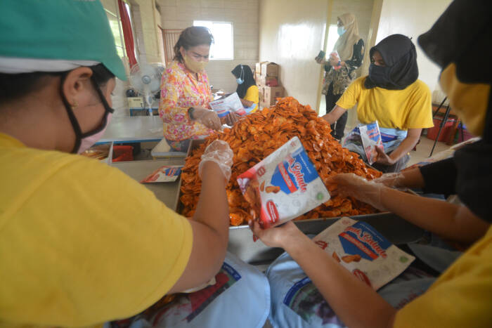 ANTARA FOTO/Iggoy el Fitra Pekerja mengemas produk terbaru usaha Kripik Balado di dapur Christine Hakim di Padang