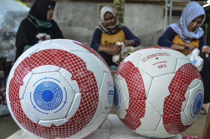 ANTARA FOTO/Adeng Bustomi Pekerja menjahit bola dengan cara manual di Rumah produksi Imah Kolot Cisaga