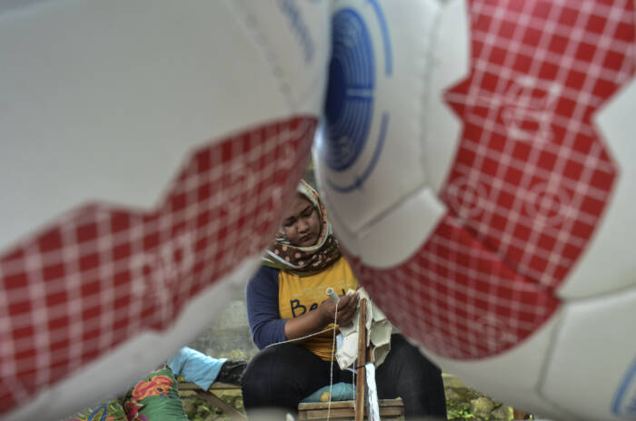 ANTARA FOTO/Adeng Bustomi Pekerja menjahit bola dengan cara manual di Rumah produksi Imah Kolot Cisaga