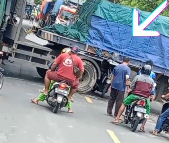 Screenshoot. (Tiktok/@riki_rfldi) pemotor lewat kolong truk tiktok