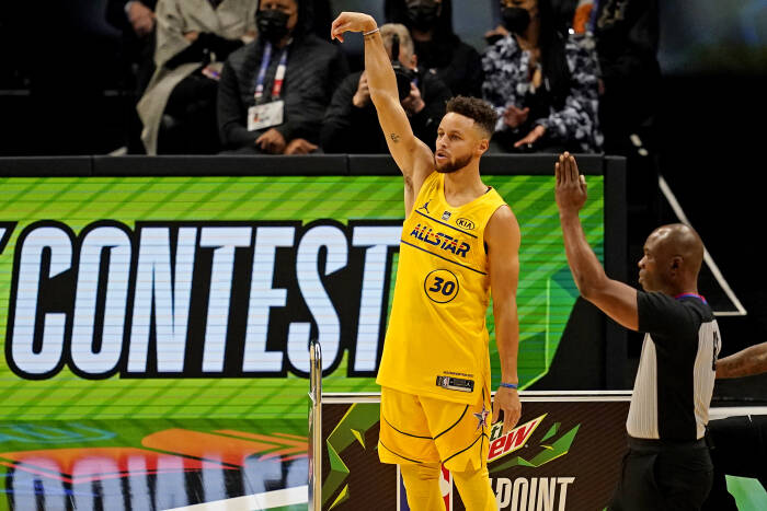 Guard Golden State Warriors Stephen Curry (30) bereaksi selama Kontes 3 Poin NBA All-Star