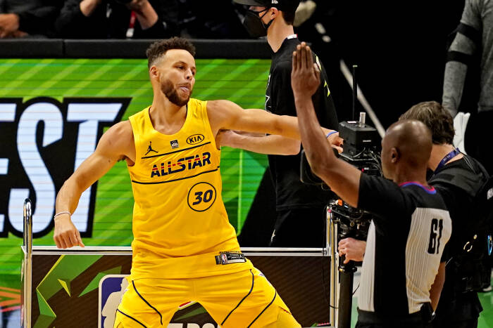 Guard Golden State Warriors Stephen Curry (30) melakukan selebrasi setelah memenangkan Kontes 3 Poin NBA All-Star