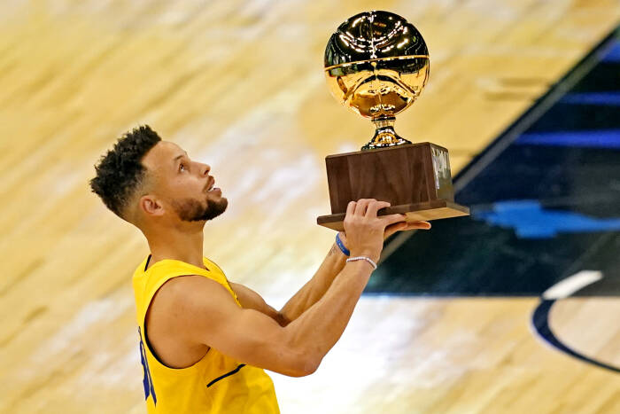 Guard Golden State Warriors Stephen Curry (30) melakukan selebrasi setelah memenangkan Kontes 3 Poin NBA All-Star (REUTERS/Dale Zanine)
