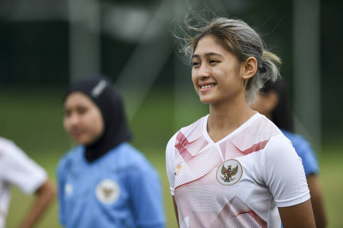 Pesepak bola timnas putri Indonesia Zahra Muzdalifah mengikuti pengenalan dan pembukaan pemusatan latihan timnas putri Indonesia di Lapangan D