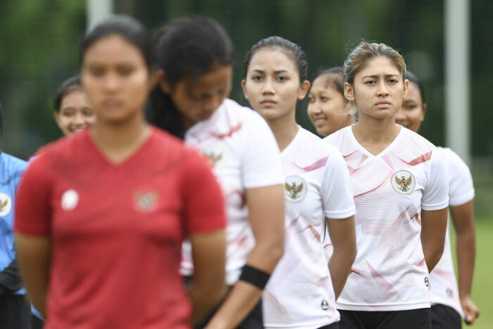 Pesepak bola timnas putri Indonesia Zahra Muzdalifah (kanan) dan Shafira Ika (kedua kanan) mengikuti pengenalan dan pembukaan pemusatan latihan timnas putri Indonesia di Lapangan D