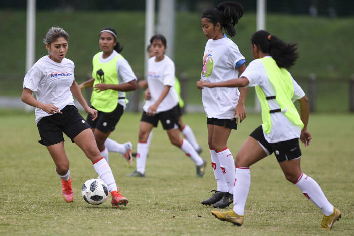 Pesepak bola timnas putri Indonesia Zahra Muzdalifah (kiri) menggiring bola saat pertandingan internal