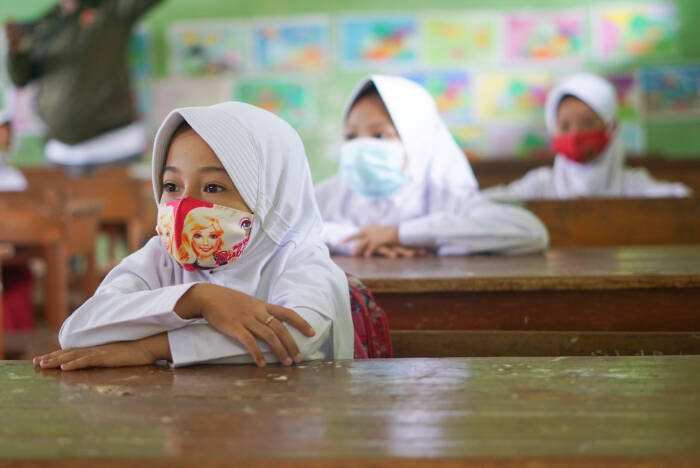 ANTARA FOTO/Harviyan Perdana Putra Sejumlah siswa menggunakan makser mengikuti Pembelajaran Tatap Muka (PTM) di SDN Simbangdesa 1