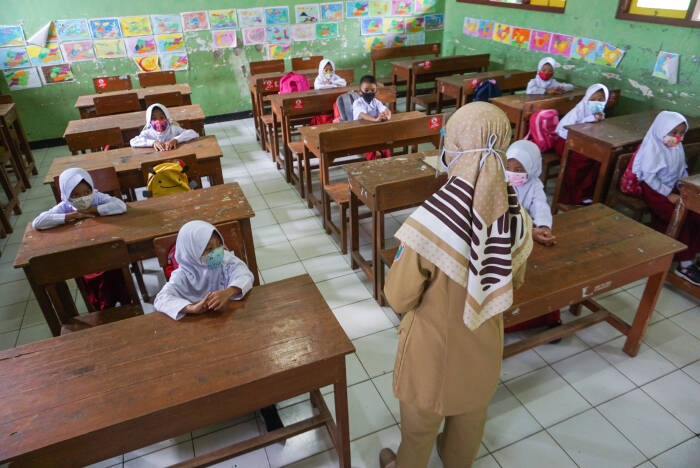 ANTARA FOTO/Harviyan Perdana Putra Guru menerangkan pelajaran kepada siswa saat mengikuti Pembelajaran Tatap Muka (PTM) di SD N Simbangdesa 1