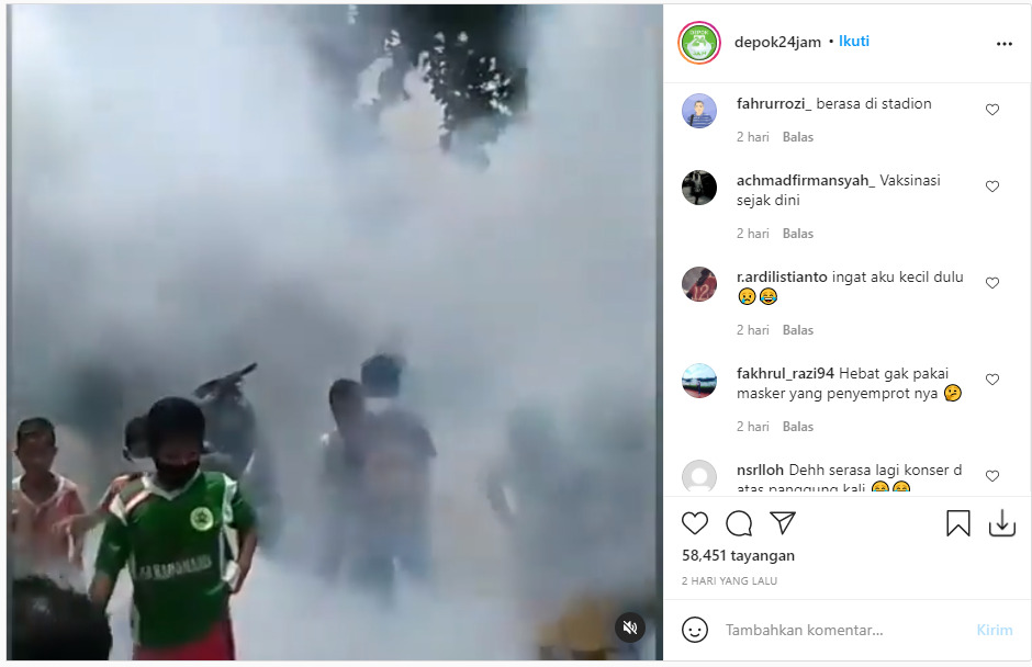 Cuplikan video anak-anak bermain dengan asap fogging nyamuk. (photo/Instagram/@depok24jam) Cuplikan video anak-anak bermain dengan asap fogging nyamuk. (photo/Instagram/@depok24jam)