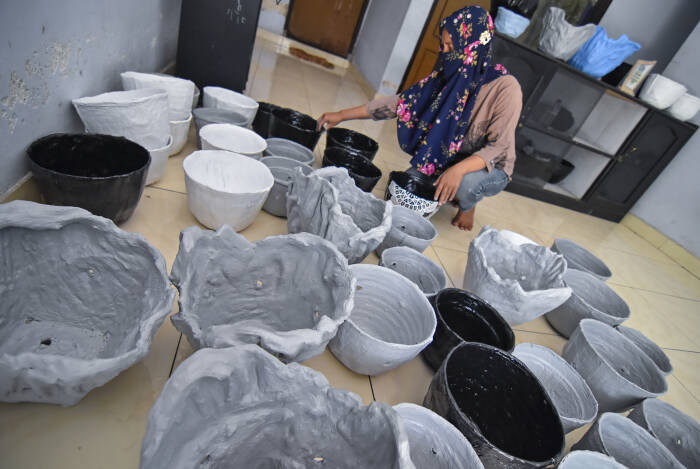 Nuraini (32) menyiapkan pot bunga berbahan sampah popok bayi yang siap untuk dipasarkan (ANTARA FOTO/Ahmad Subaidi) Nuraini (32) menyiapkan pot bunga berbahan sampah popok bayi yang siap untuk dipasarkan