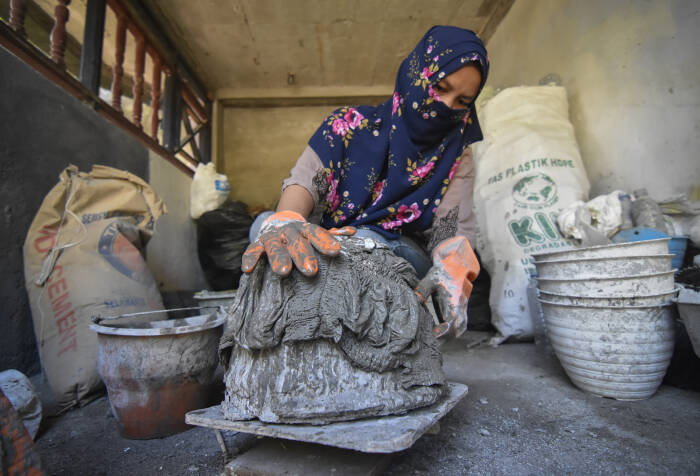 Nuraini (32) mencetak sampah popok bayi yang telah dibasahi dengan adonan semen (ANTARA FOTO/Ahmad Subaidi) Nuraini (32) mencetak sampah popok bayi yang telah dibasahi dengan adonan semen (ANTARA FOTO/Ahmad Subaidi)
