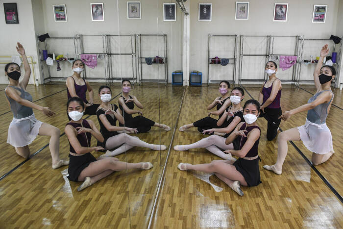 Sejumlah balerina dengan mengenakan masker berlatih balet di studio Namarina Youth Dance (NYD)