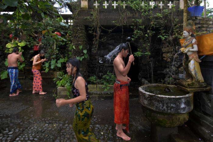 ANTARA FOTO/Nyoman Hendra Wibowo Umat Hindu melakukan ritual melukat atau pembersihan diri pada hari Ngembak Geni yang merupakan rangkaian Hari Raya Nyepi Tahun Saka 1943
