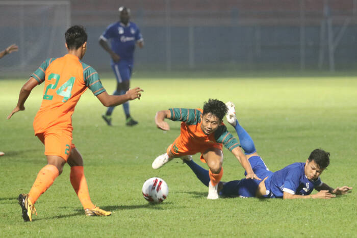 Pesepak bola Persik Kediri Bayu Otto (kanan) terjatuh (ANTARA FOTO/Prasetia Fauzani) Pesepak bola Persik Kediri Bayu Otto (kanan) terjatuh
