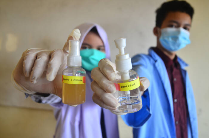 Siswa penemu cairan pembersih tangan dari pelepah pisang Mirza Tsabita Wafa