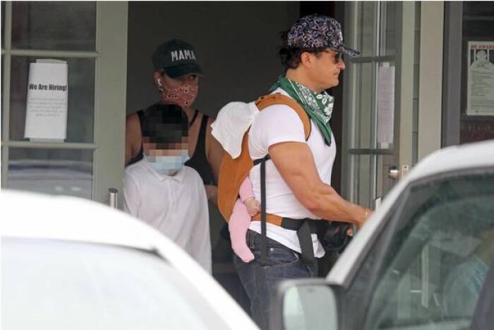 Potret Katy Perry dan Orlando yang sedang berjalan-jalan di Hawaii. (Mega via Pagesix.com) Katy Perry menikah dengan Orlando