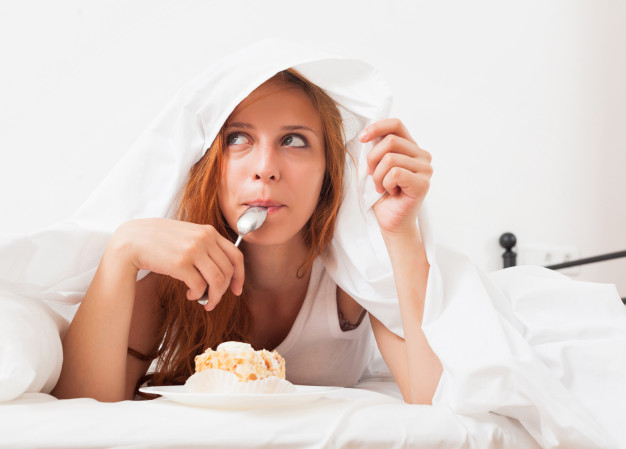 Ilustrasi makan sebelum tidur (photo/freepik/bearfotos) cara menambah berat badan