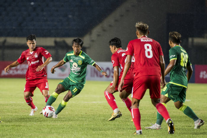 Pesepak bola Persebaya Surabaya Supriadi (kedua kiri) berebut bola dengan pesepak bola Persik Kediri (ANTARA FOTO/M Agung Rajasa) Pesepak bola Persebaya Surabaya Supriadi (kedua kiri) berebut bola dengan pesepak bola Persik Kediri