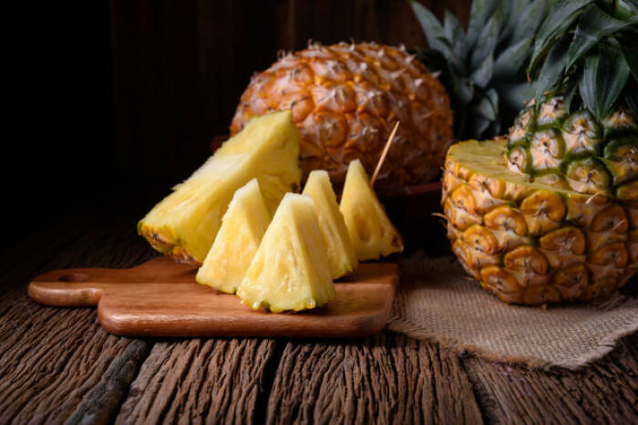 Ilustrasi nanas (photo/freepik/single-foto) cara memutihkan gigi alami