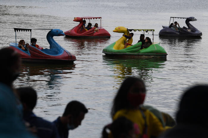 Sejumlah warga menaiki becak air saat berekreasi di Danau Sunter