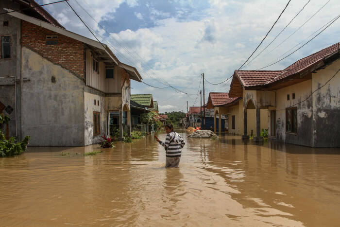 ANTARA FOTO/Rony Muharrman Perumahan Graha Fauzan Asri yang terendam banjir akibat luapan Sungai Sail di Pekanbaru