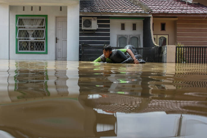 ANTARA FOTO/Rony Muharrman Perumahan Graha Fauzan Asri yang terendam banjir akibat luapan Sungai Sail di Pekanbaru
