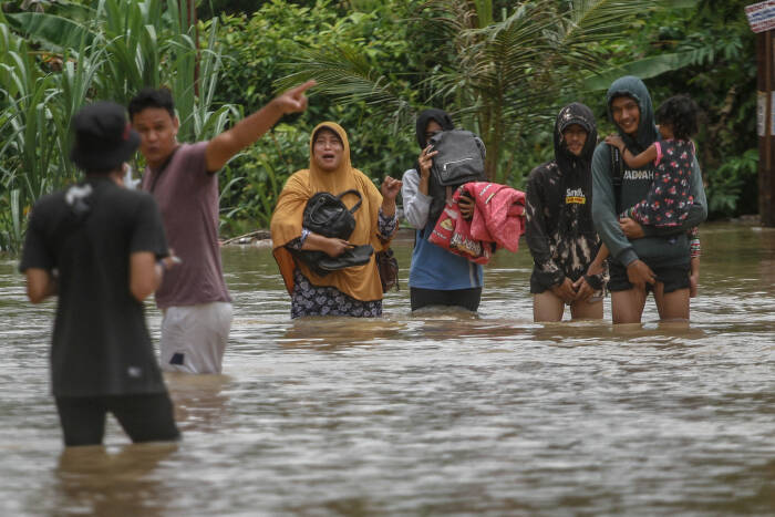 ANTARA FOTO/Rony Muharrman Perumahan Graha Fauzan Asri yang terendam banjir akibat luapan Sungai Sail di Pekanbaru