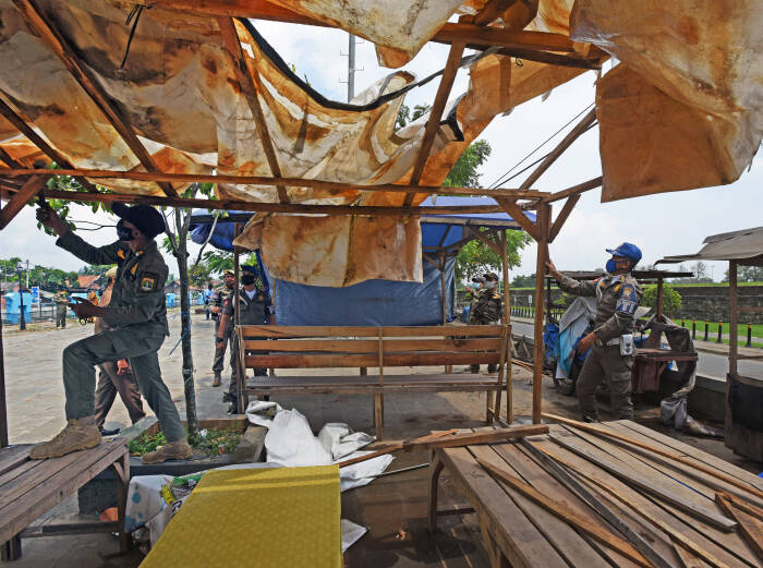 Sejumlah personel Polisi Pamong Praja Provinsi Banten membongkar lapak pedagang