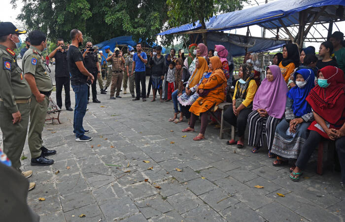 Sejumlah personel Polisi Pamong Praja Provinsi Banten memberi arahan kepada para pedagang (ANTARA FOTO/Asep Fathulrahman)