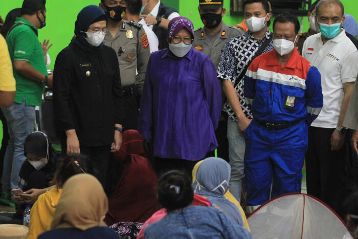 ANTARA FOTO/Dedhez Anggara Menteri Sosial Tri Rismaharini (kanan) didampingi Bupati Indramayu Nina Agustina (dua kanan) melihat kondisi pengungsi yang terdampak kebakaran kilang Pertamina Balongan