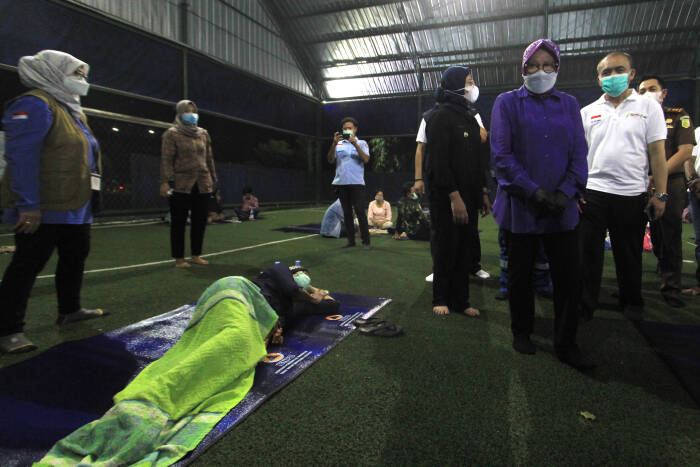 ANTARA FOTO/Dedhez Anggara Menteri Sosial Tri Rismaharini (kanan) didampingi Bupati Indramayu Nina Agustina (dua kanan) melihat kondisi pengungsi yang terdampak kebakaran kilang Pertamina Balongan