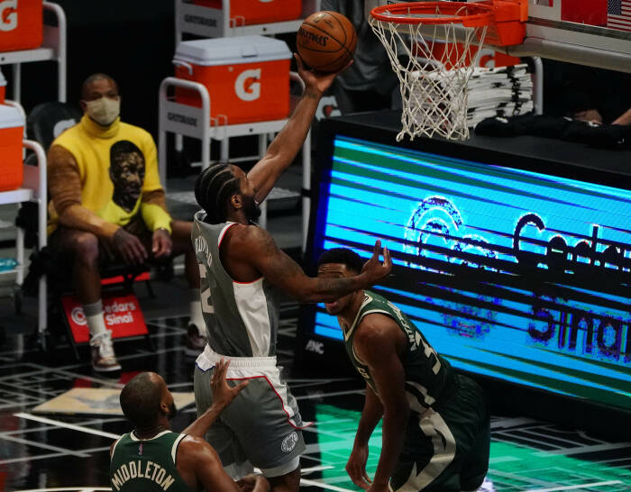 Penyerang Los Angeles Clippers, Kawhi Leonard (2) mencetak angka (REUTERS/Gary A. Vasquez) Penyerang Los Angeles Clippers, Kawhi Leonard (2) mencetak angka