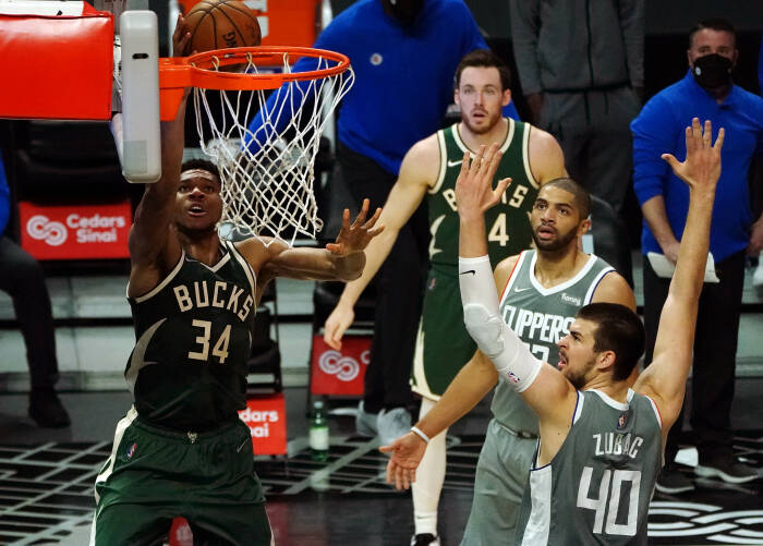 Penyerang Milwaukee Bucks Giannis Antetokounmpo (34) mencetak angka (REUTERS/Gary A. Vasquez) Penyerang Milwaukee Bucks Giannis Antetokounmpo (34) mencetak angka