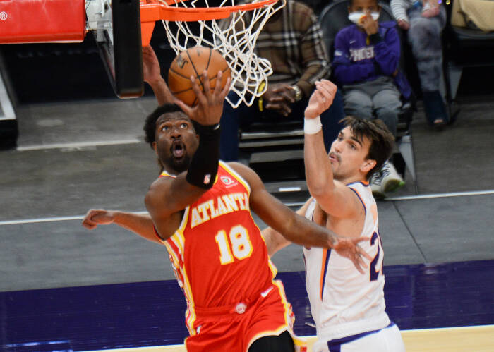 FOTO: Phoenix Suns Kalahkan Atlanta Hawks 117-110 ...