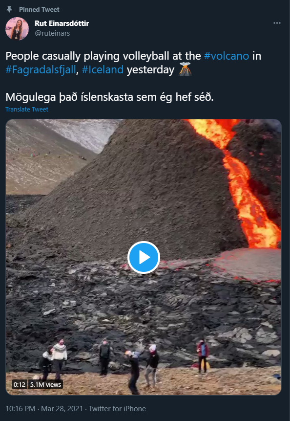 Momen warga Islandia yang asyik main voli didekat gunung berapi. (photo/Twitter/@ruteinars)