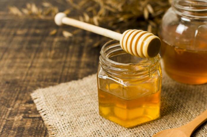 Madu untuk meredakan bruntusan (photo/freepik) cara ngilangin bruntusan