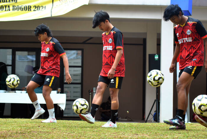 Sejumlah peserta mengikuti festival sepak bola