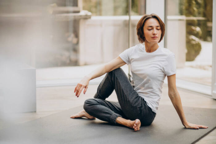 Yoga (photo/freepik/senivpetro) olahraga saat puasa
