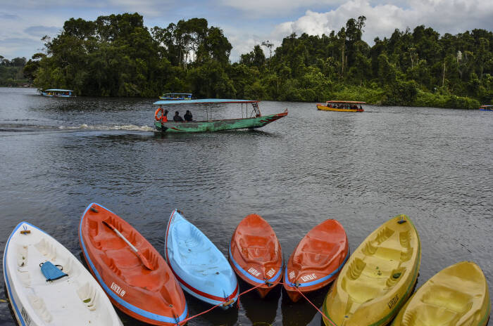 ANTARA FOTO/Adeng Bustomi Wisatawan menaiki perahu menuju Pulau Nusa Gede untuk berziarah di Situ Lengkong